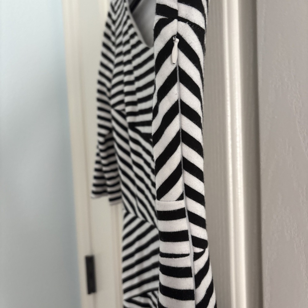 Antonio Melani Black/Ivory Striped Sheath V-Neck 3/4 Sleeve Knee Dress Size 2 - Picture 5 of 7